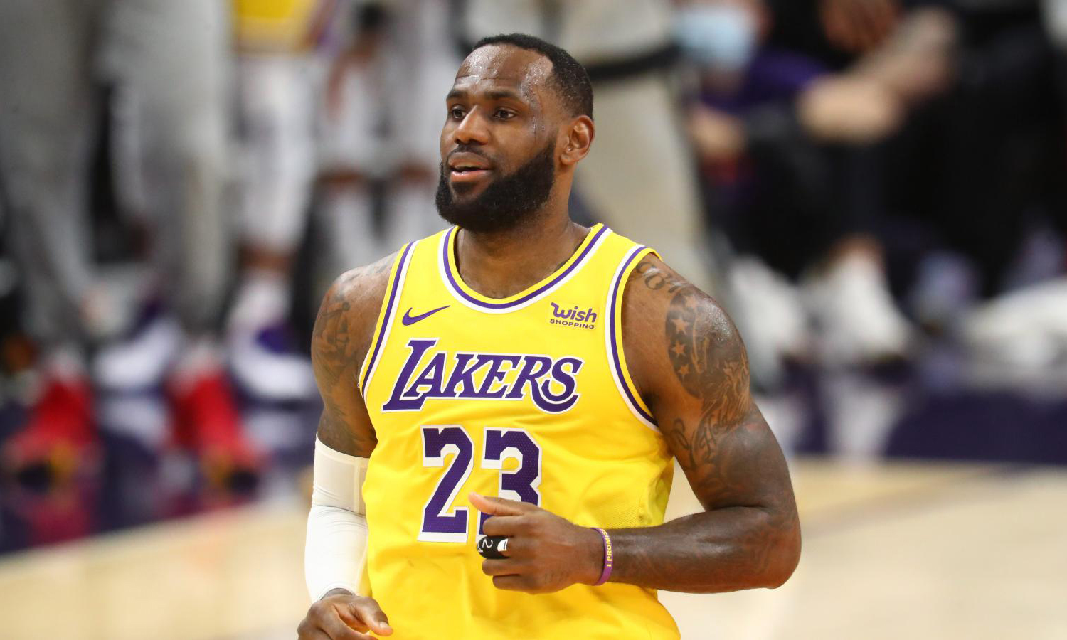 勒布朗-詹姆斯蝉联NBA最有价值球员！再次展现巅峰实力