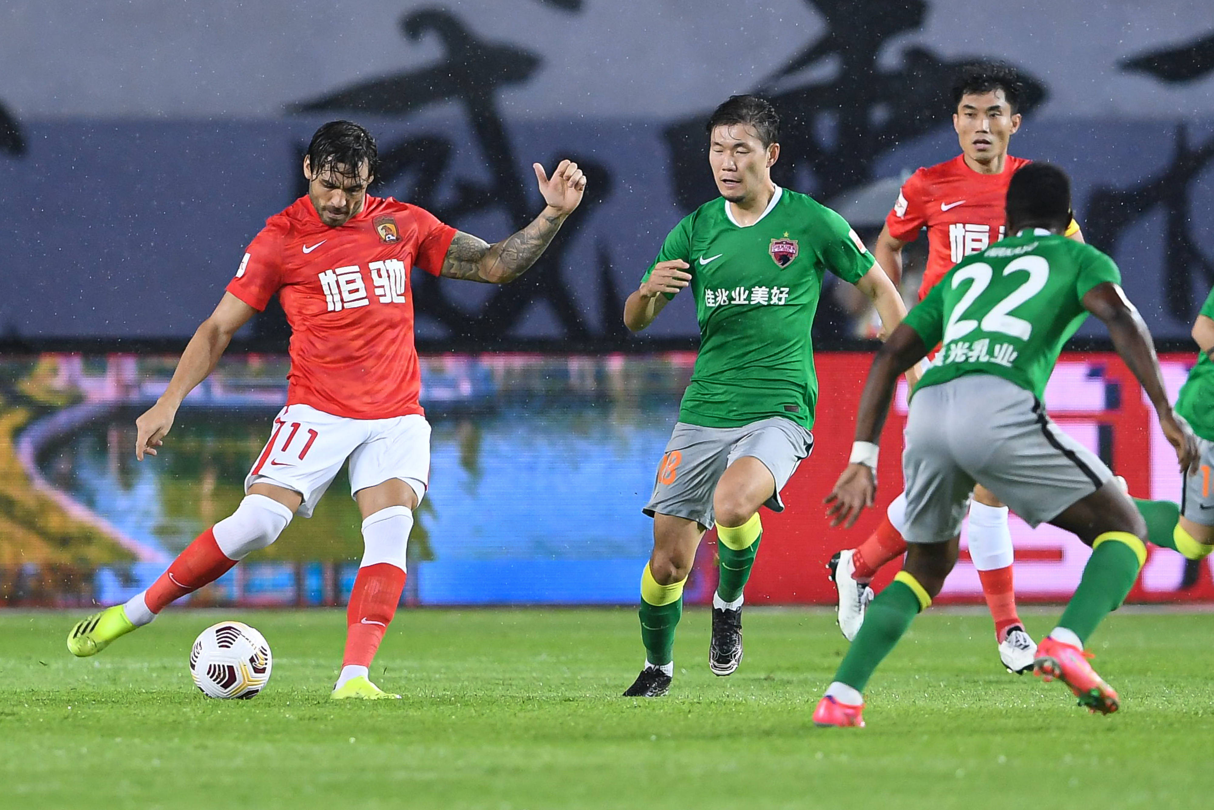 中超球队实战状态渐入佳境，一场场激烈比赛接连上演